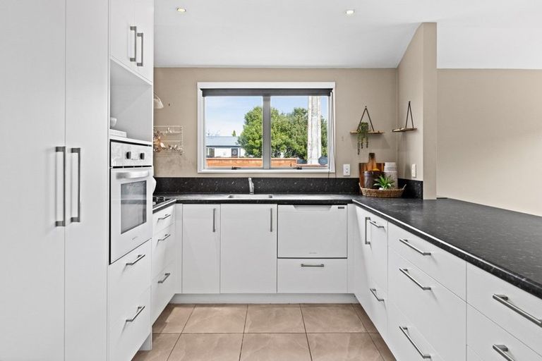 Photo of property in 2/42 Middle Road, Havelock North, 4130