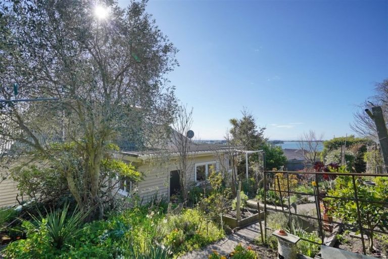 Photo of property in 23 The Brae, Mount Pleasant, Christchurch, 8081