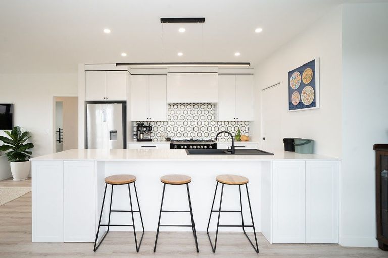 Photo of property in 10 Mcindoe Road, Kumeu, 0810