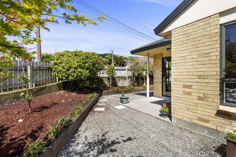 Photo of property in 5 Ranui Terrace, Tawa, Wellington, 5028
