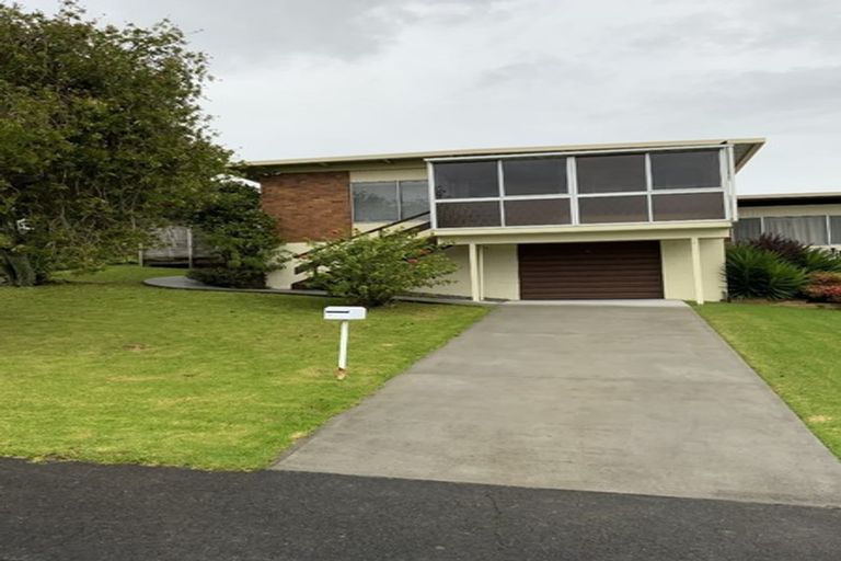 Photo of property in 54 Manhattan Heights, Glendene, Auckland, 0602