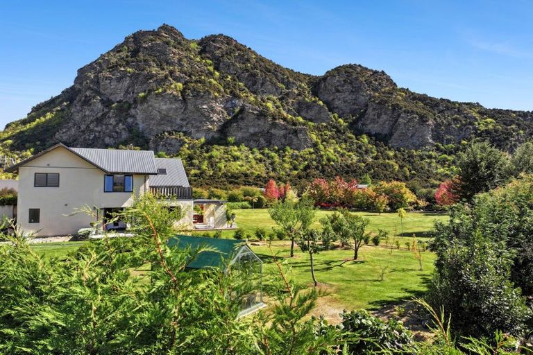 Photo of property in 33 Old Racecourse Road, Albert Town, Wanaka, 9305