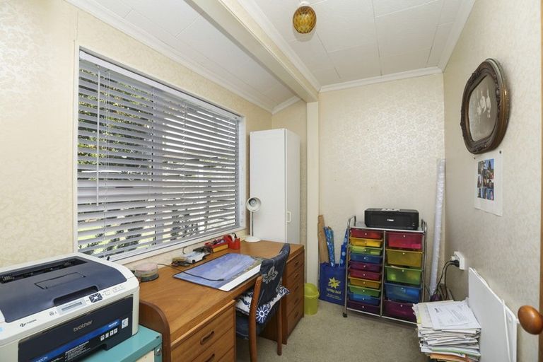 Photo of property in 28 Riversdale Drive, Merrilands, New Plymouth, 4312