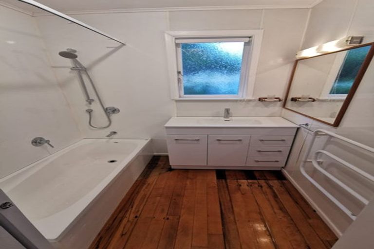 Photo of property in 141 Ennis Avenue, Pakuranga Heights, Auckland, 2010