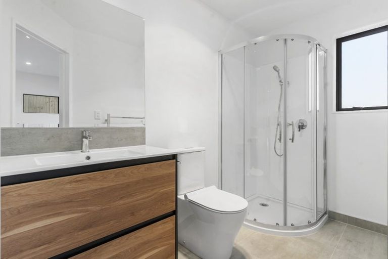 Photo of property in 8b Tahinga Street, Northcote, Auckland, 0627