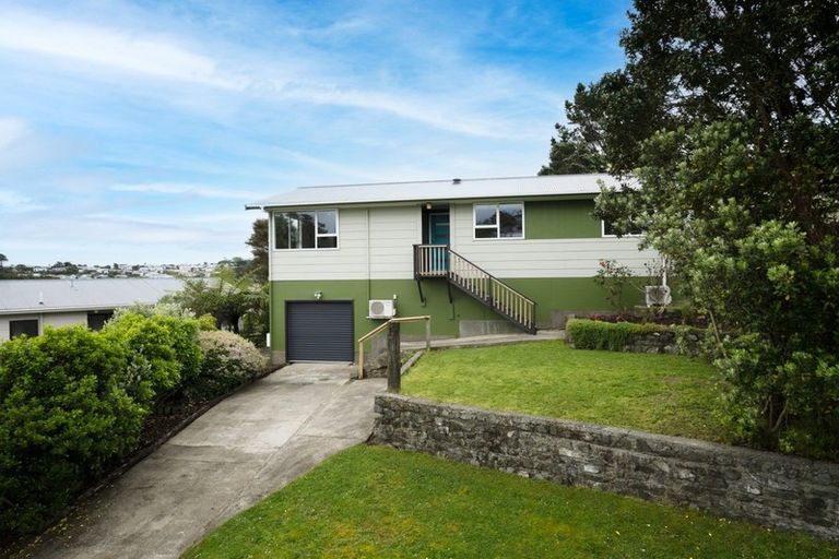 Photo of property in 6 Gaff Place, Whitby, Porirua, 5024