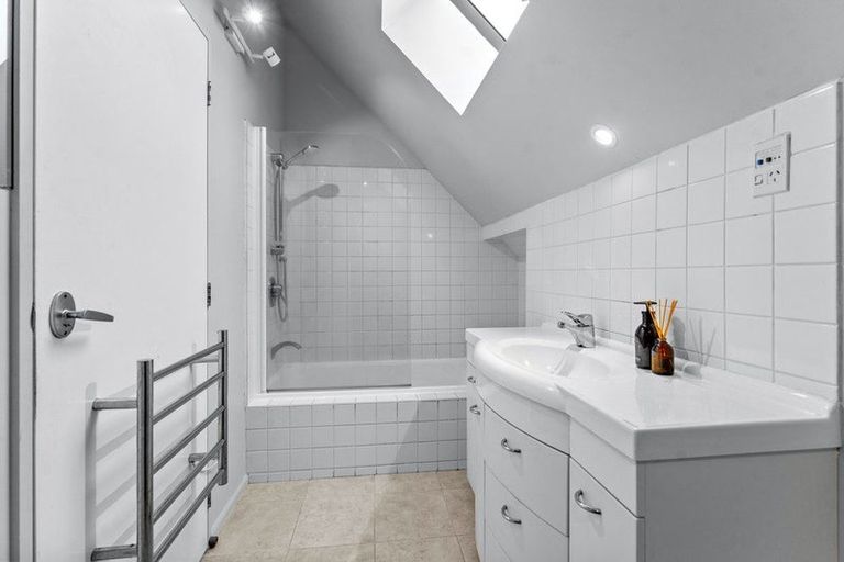 Photo of property in 2/12 Sunnynook Road, Sunnynook, Auckland, 0620