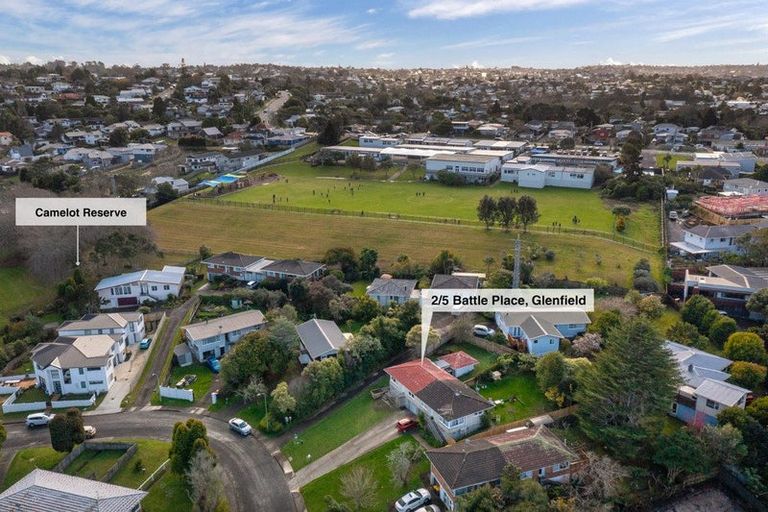 Photo of property in 2/5 Battle Place, Glenfield, Auckland, 0629