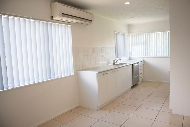 Photo of property in 8 Styca Place, Sunnyvale, Auckland, 0612