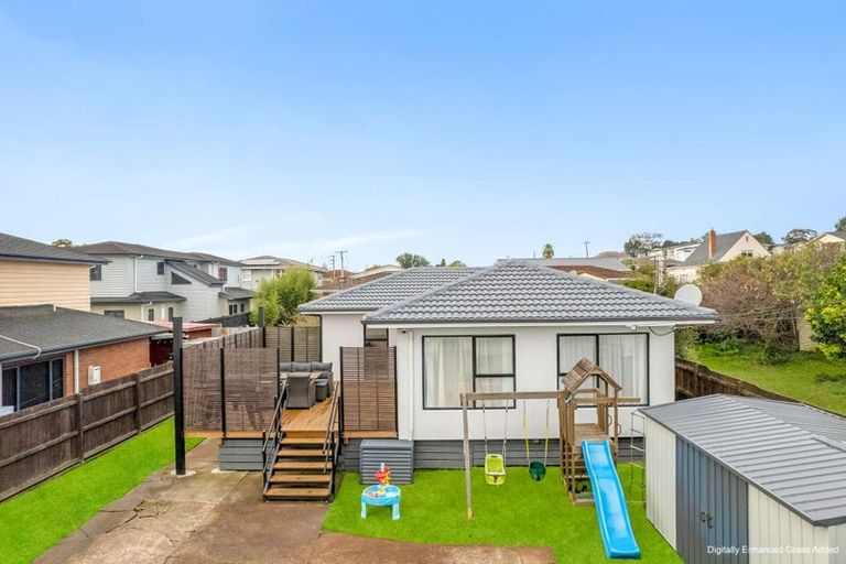 Photo of property in 2 Laura Street, Kelston, Auckland, 0602