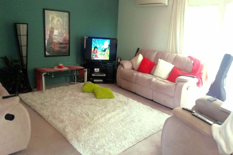 Photo of property in 17 Copplestone Place, New Lynn, Auckland, 0600