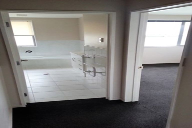 Photo of property in 24/3 Hulme Place, Henderson, Auckland, 0612
