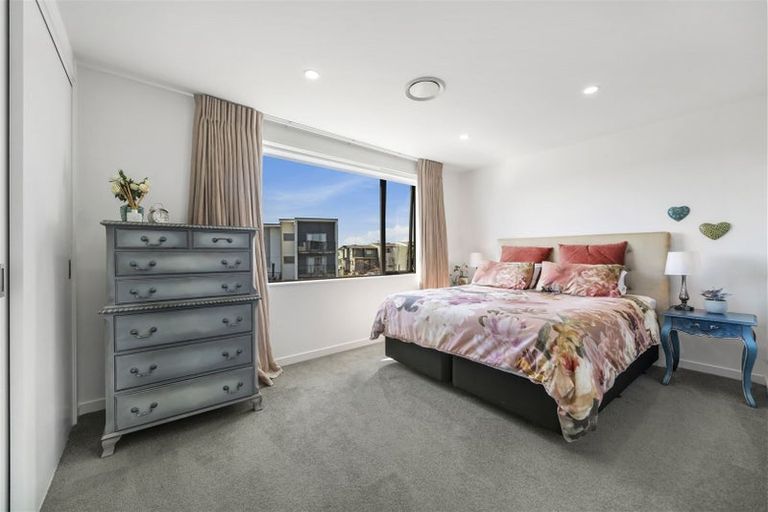 Photo of property in 70 Te Oneroa Way, Long Bay, Auckland, 0630