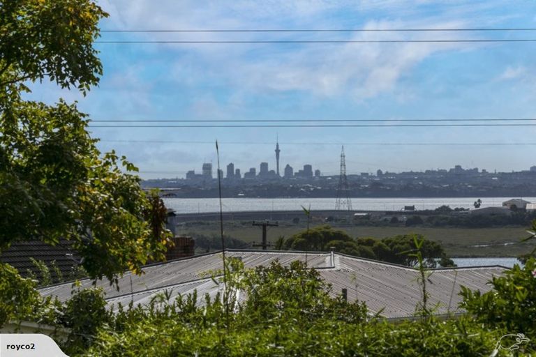 Photo of property in 12 Fairlea Road, Te Atatu South, Auckland, 0610