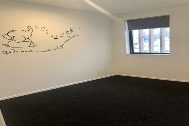 Photo of property in 4/15 Chivalry Road, Glenfield, Auckland, 0629