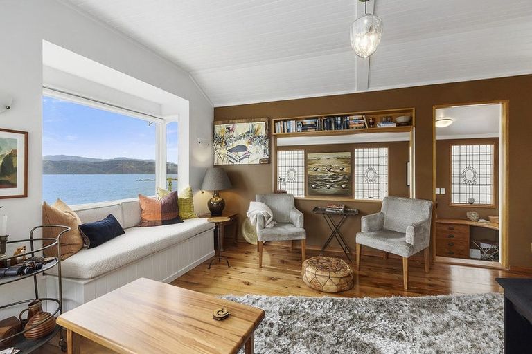 Photo of property in 385 Karaka Bay Road, Karaka Bays, Wellington, 6022