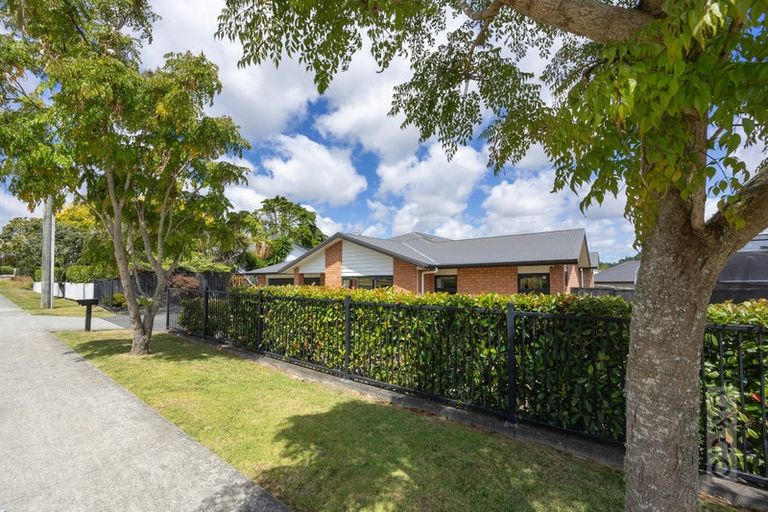 Photo of property in 42 Gilbransen Road, Kumeu, 0810