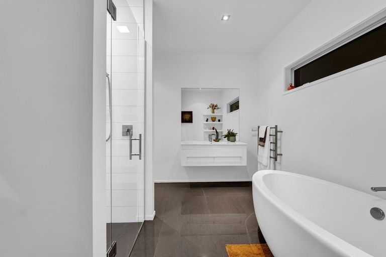 Photo of property in 2/5 Beach Street, Fitzroy, New Plymouth, 4312