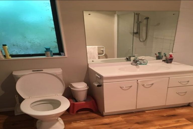 Photo of property in 9 Shale Avenue, Massey, Auckland, 0614