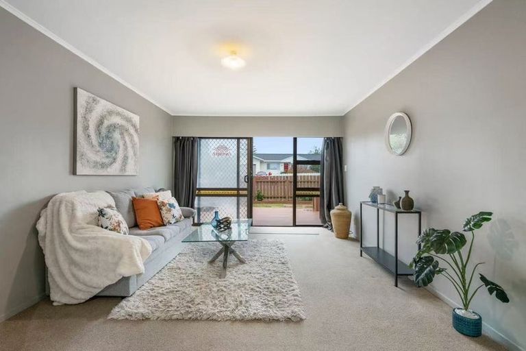Photo of property in 1/6 Hinekohu Street, New Lynn, Auckland, 0600