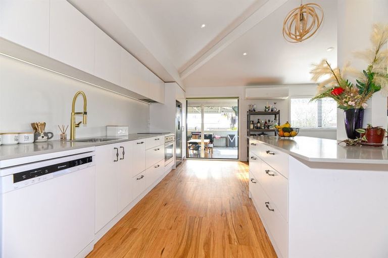 Photo of property in 5 Foyle Place, Glendene, Auckland, 0602