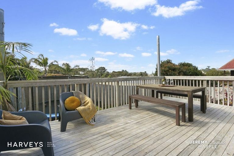 Photo of property in 3 Tauhara Street, Green Bay, Auckland, 0604