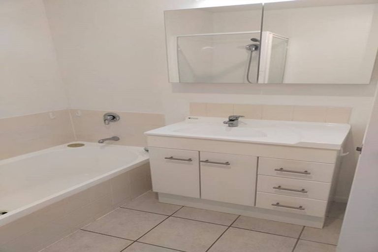 Photo of property in 10/42 Fields Parade, Oteha, Auckland, 0632