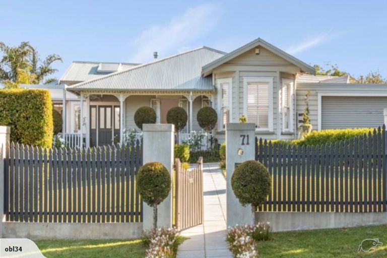 Photo of property in 71 Beach Road, Mellons Bay, Auckland, 2014