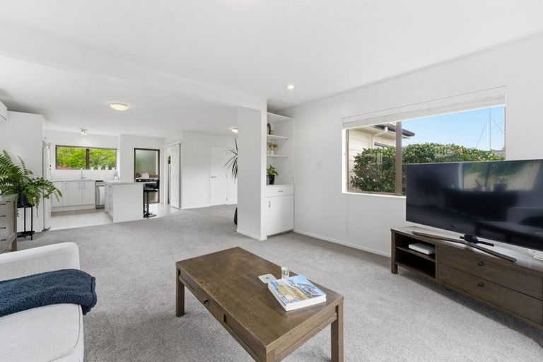 Photo of property in 2/26 Sunward Rise, Glenfield, Auckland, 0629