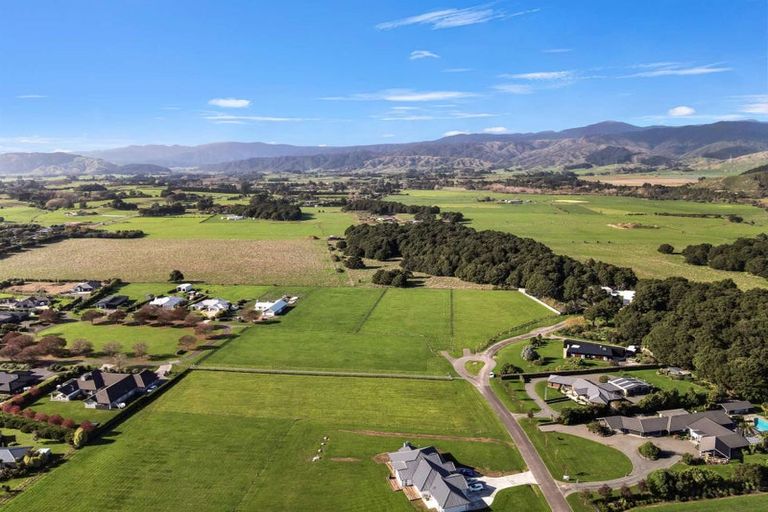 Photo of property in 35 Woven Stone Way, Ohau, 5570