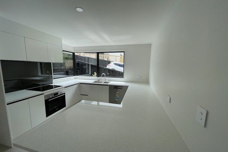 Photo of property in 8/101 Hobsonville Road, West Harbour, Auckland, 0618