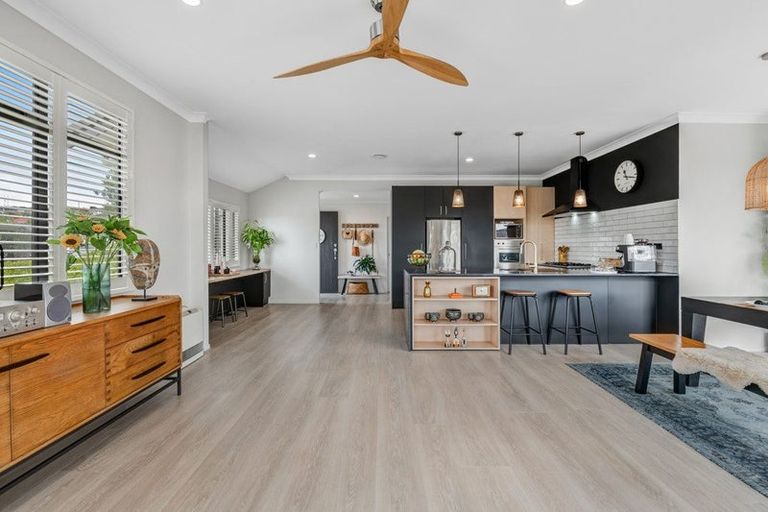 Photo of property in 57 Roberta Crescent, Orewa, 0931