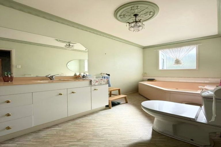 Photo of property in 18 Marvon Downs Avenue, Pakuranga Heights, Auckland, 2010