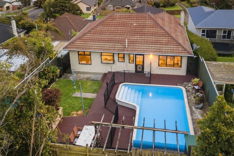 Photo of property in 24 Ranui Terrace, Tawa, Wellington, 5028