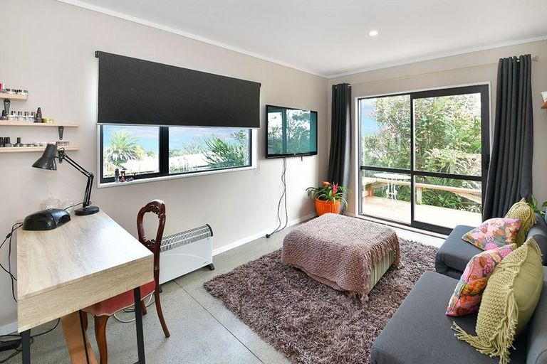 Photo of property in 22 Hand Road, Helensville, 0800