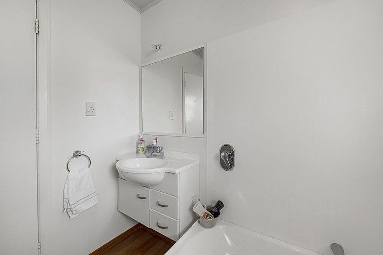 Photo of property in Heretaunga Flats, 4/652 Fergusson Drive, Trentham, Upper Hutt, 5018