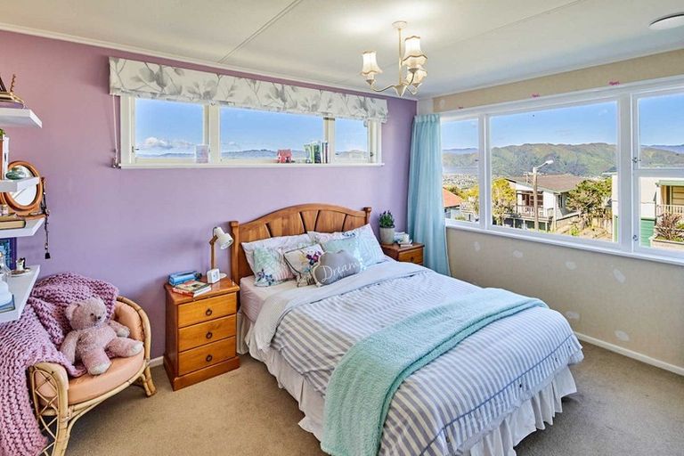 Photo of property in 5 Panorama Grove, Harbour View, Lower Hutt, 5010