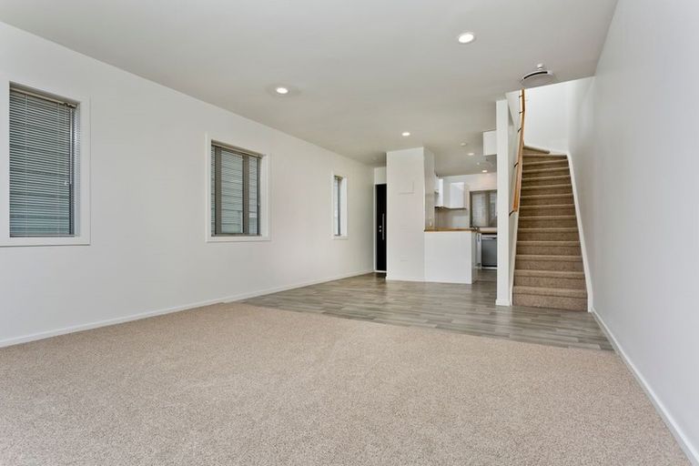 Photo of property in 5/4 John Jennings Drive, Oteha, Auckland, 0632