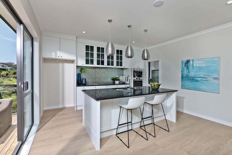 Photo of property in 30 Para Close, Fairview Heights, Auckland, 0632