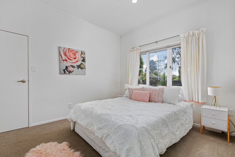 Photo of property in 1/5 Scarlock Avenue, Browns Bay, Auckland, 0630