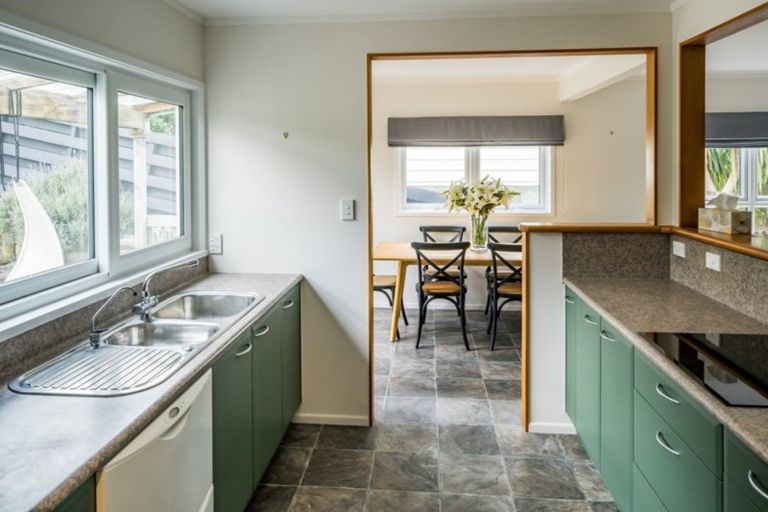 Photo of property in 52 Grays Road, Plimmerton, Porirua, 5026