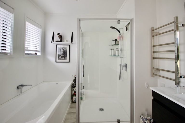 Photo of property in 2a Taipari Road, Te Atatu Peninsula, Auckland, 0610