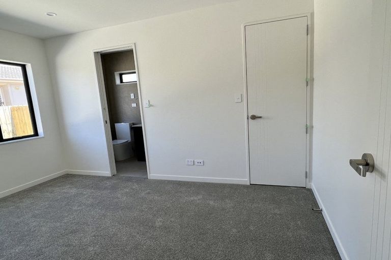 Photo of property in 2 Fiesta Drive, Half Moon Bay, Auckland, 2012