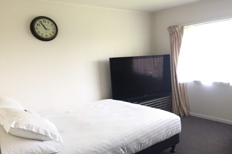 Photo of property in 28 Goldfinch Rise, Unsworth Heights, Auckland, 0632