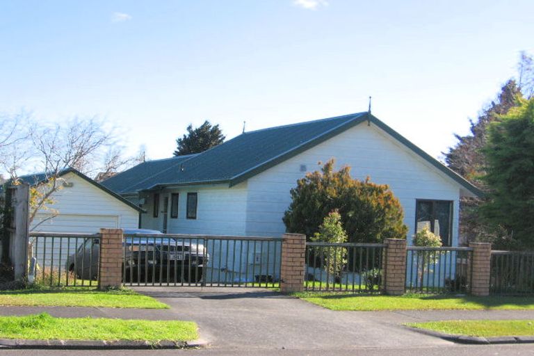 Photo of property in 44 Kingsclere Place, Goodwood Heights, Auckland, 2105