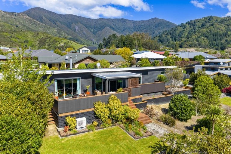 Photo of property in 11 Glentui Place, Waikawa, Picton, 7220