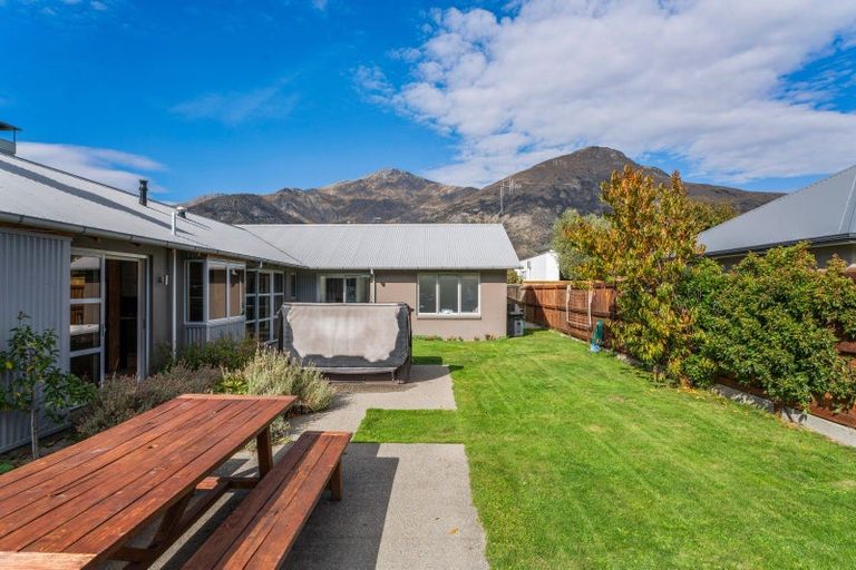 Photo of property in 5 Crawford Place, Lake Hayes, Queenstown, 9304