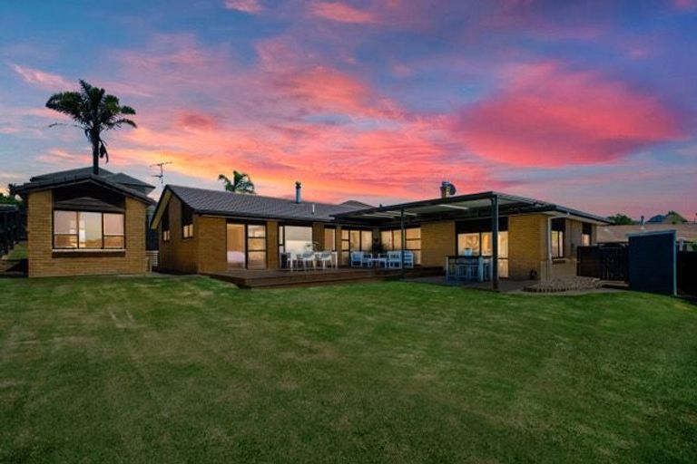 Photo of property in 25 Marina View Drive, West Harbour, Auckland, 0618