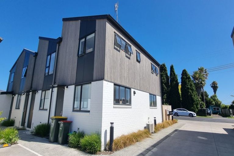 Photo of property in 4/12 Tawa Road, Te Atatu Peninsula, Auckland, 0610