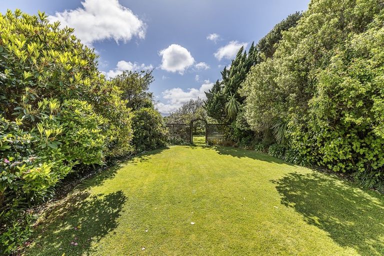 Photo of property in 25 Tai Paku Paku Road, Karaka Bays, Wellington, 6022